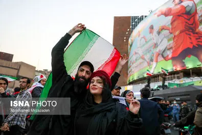 حجاب زنان پس از بازی فوتبال تماشاگران در خیابان 