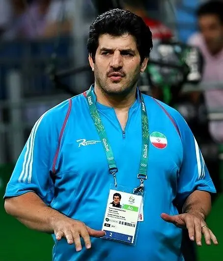 رسول خادم پشت یحیی گل‌محمدی درآمد