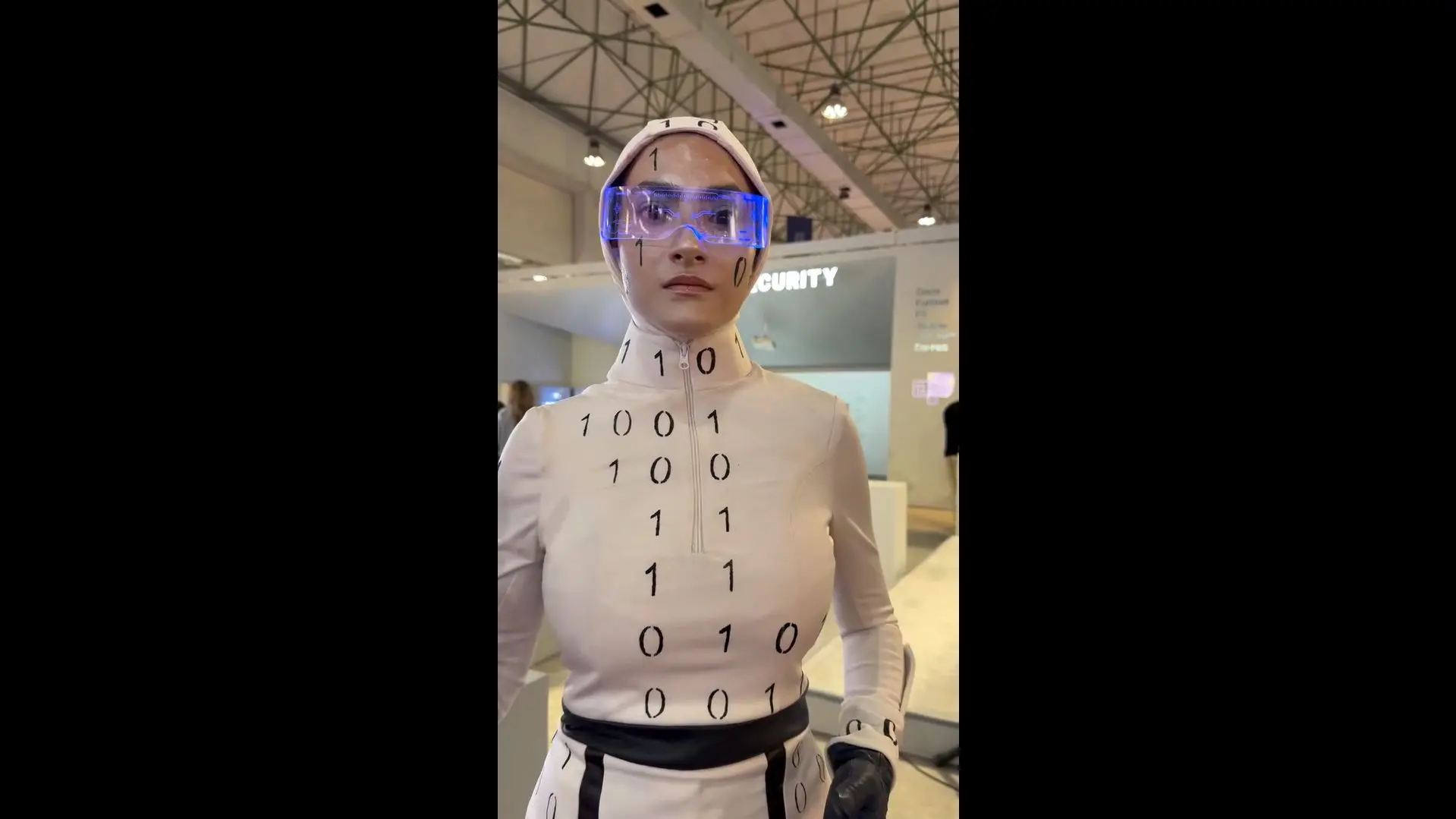 انسان‌هایی با لباس ربات‌ها در ایران+فیلم