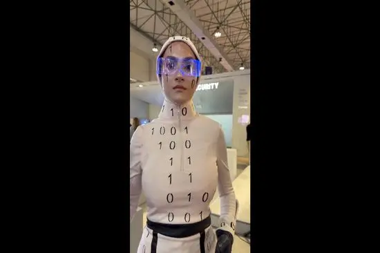 انسان‌هایی با لباس ربات‌ها در ایران+فیلم