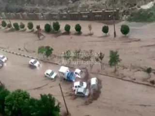 خیابان‌های مشهد همه زیر آب رفت؛ تصاویری از سیل مشهد+ویدئو
