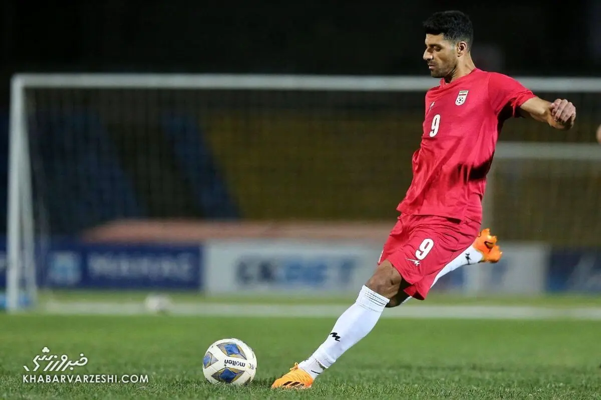 تلاش عجیب یک هوادار برای امضا گرفتن از مهدی طارمی! +فیلم