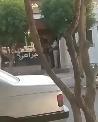 سرقت مسلحانه طلافروشی در قلعه گنج کرمان با لباس نظامی | ویدئو
