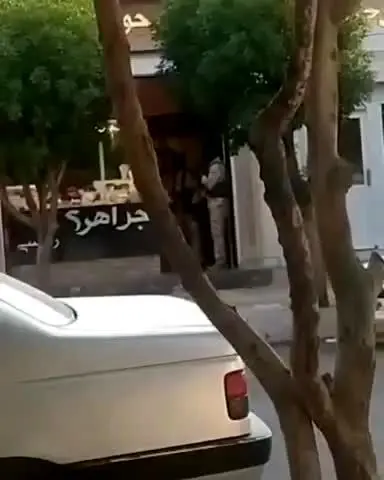 سرقت مسلحانه طلافروشی در قلعه گنج کرمان با لباس نظامی | ویدئو
