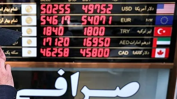  قیمت دلار امروز دوشنبه ۱۲ خرداد در بازار آزاد /خریداران دلار به صف شدند
