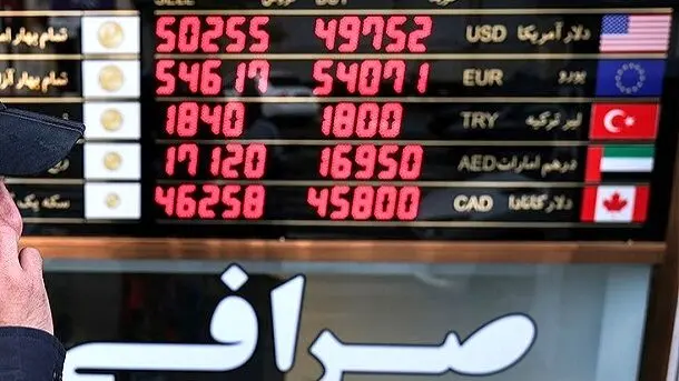  قیمت دلار امروز دوشنبه ۱۲ خرداد در بازار آزاد /خریداران دلار به صف شدند

