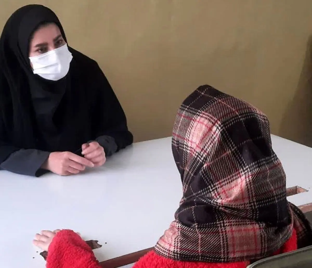 فرار دختر ۱۴ ساله از خانه | دیانا قربانی خواسته‌های نامادری ظالم شد