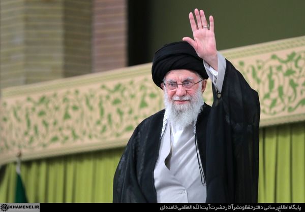 احترام خاص پسر سردار سلیمانی در هنگام ورود رهبر انقلاب  + عکس 