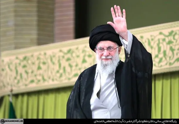 ماجرای جلیقه ضدگلوله رهبر انقلاب در مراسم نماز بر پیکر شهید مقیسه   و رازینی + عکس
