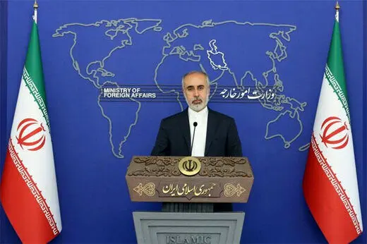 حضور جنجالی سخنگوی وزارت خارجه با ماسک ضد بمب شیمیایی در نشست خبری + عکس
