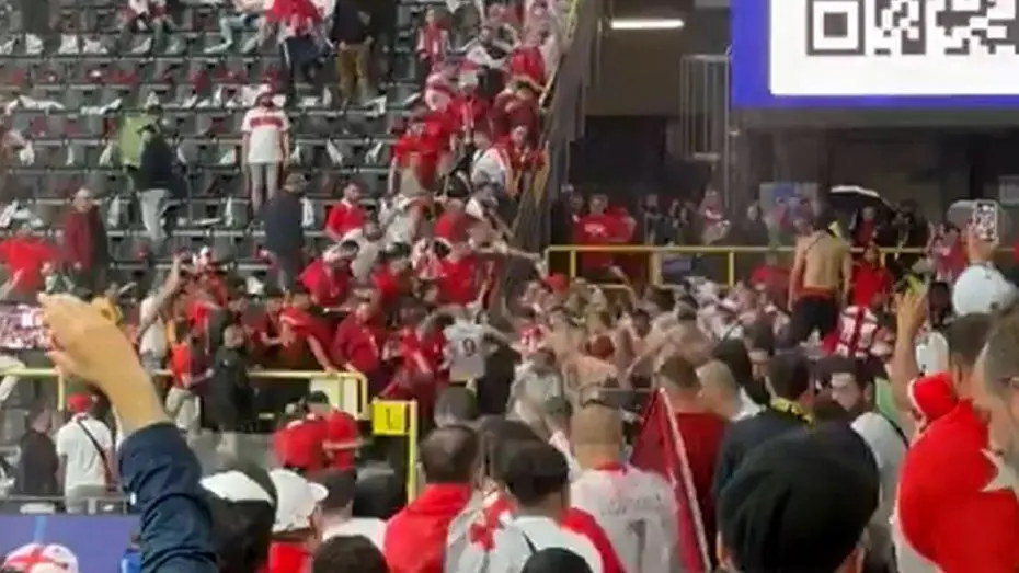 درگیری شدید و عجیب هواداران ترکیه و گرجستان در ورزشگاه + فیلم