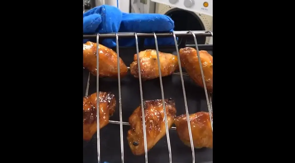 بال کبابی خوردن در فضا! +فیلم