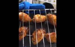 بال کبابی خوردن در فضا! +فیلم