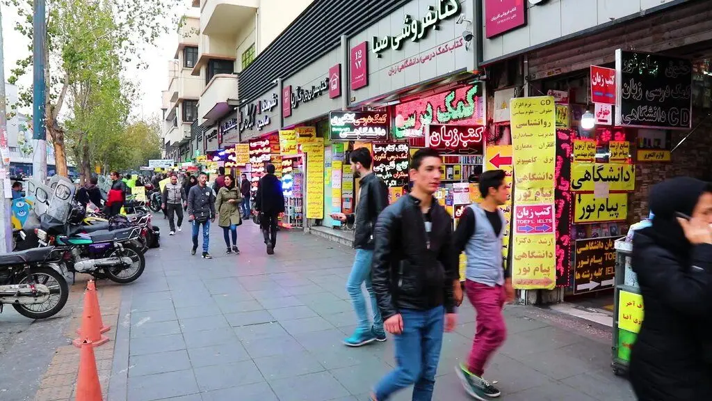 کتابفروشی معروف خیابان انقلاب تبدیل به بانک می‌شود!