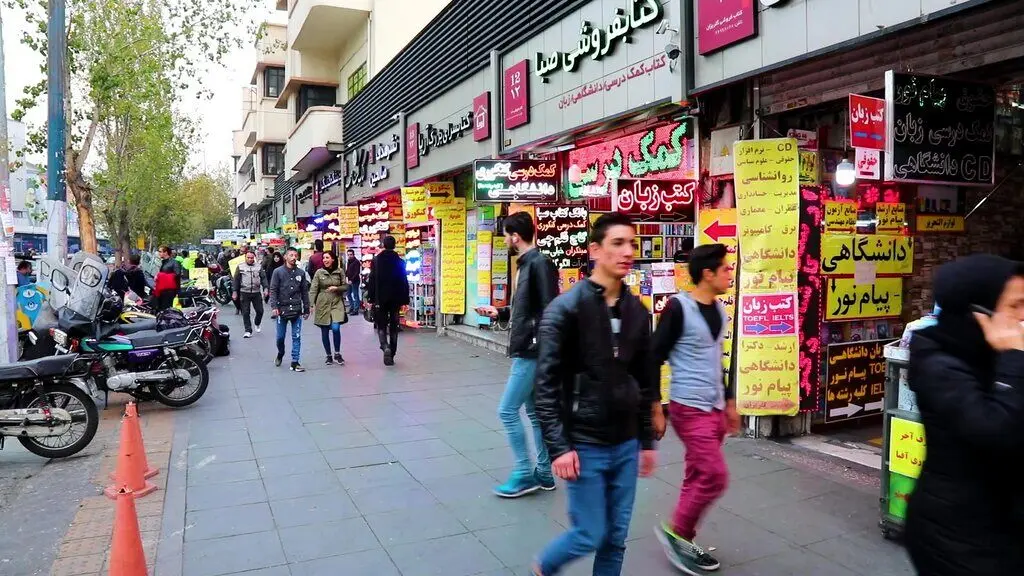 کتابفروشی معروف خیابان انقلاب تبدیل به بانک می‌شود!