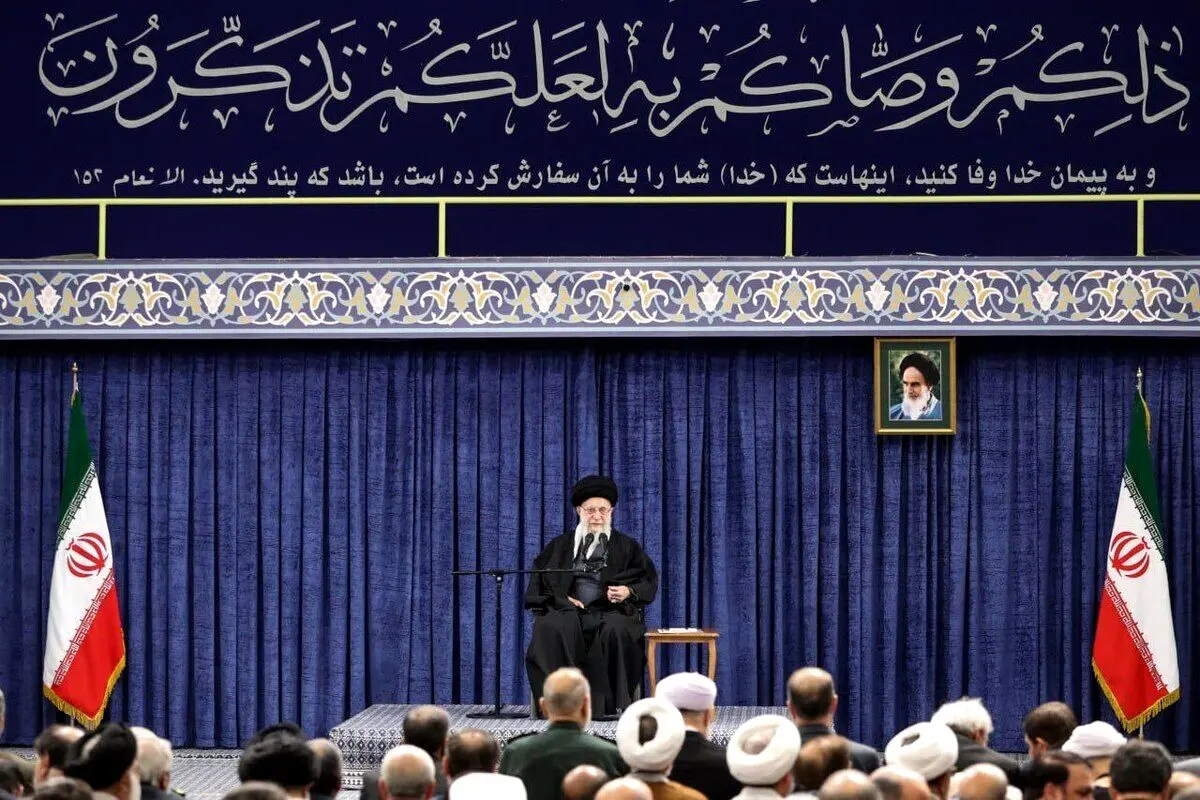 حضور حجت‌الاسلام مجتبی خامنه‌ای در دیدار  مسئولان نظام با رهبر انقلاب + عکس