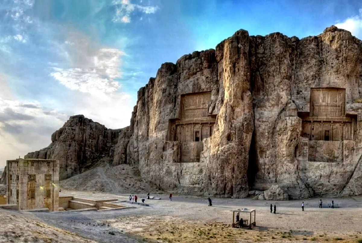 نفوذ آب به آرامگاه شاهان هخامنشی