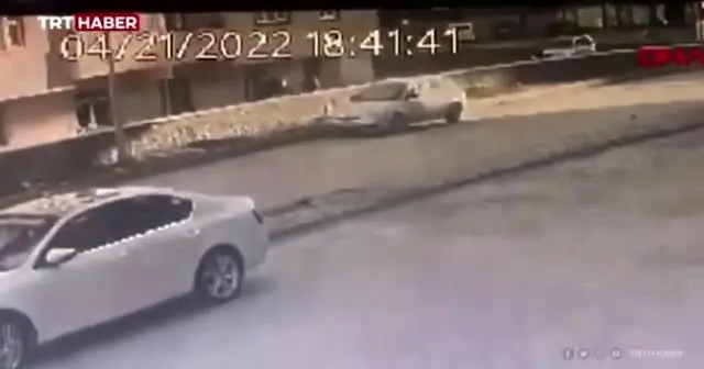 نجات معجزه‌آسای یک کودک از سقوط ساختمان