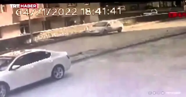 نجات معجزه‌آسای یک کودک از سقوط ساختمان