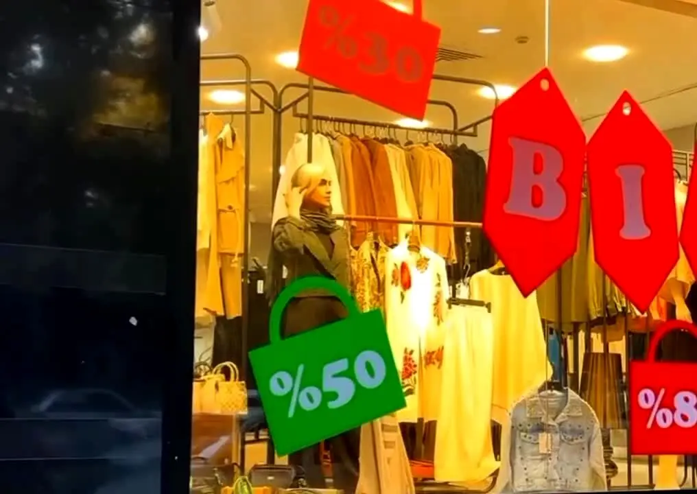 تصویر پُربازدید از یک مانکن زنده در مغازه‌های تهران!
