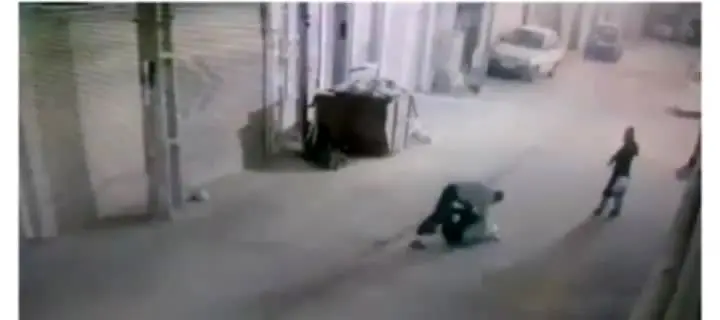 زورگیری وحشیانه از زن جوان جلوی درب خانه‌اش