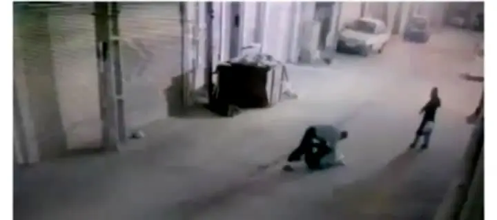 زورگیری وحشیانه از زن جوان جلوی درب خانه‌اش