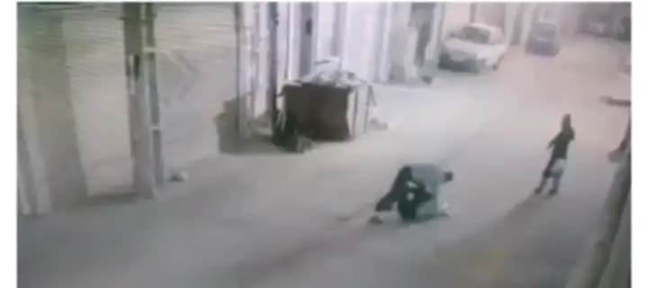 زورگیری وحشیانه از زن جوان جلوی درب خانه‌اش