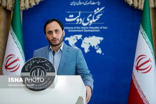 اعتراض بازنشستگان به اظهارات سخنگوی دولت/ «بازنشسته به همان نسبتی که در زمان اشتغال حق بیمه پرداخته، مستمری بگیرد