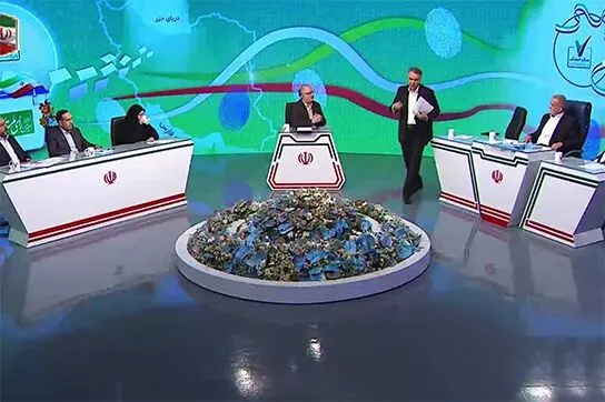 دعوا بر سر هزینه میکروفونی که  فاضلی پرت کرد!/ قیمت میکروفن چقدر بود؟ + عکس