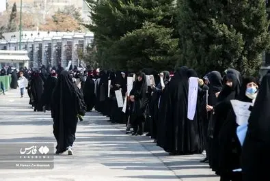 تجمع برخی زنان مقابل مجلس در اعتراض به وضعیت حجاب