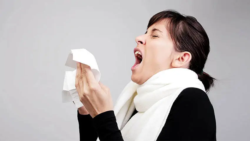 نگه‌داشتن عطسه چه خطراتی به دنبال دارد؟