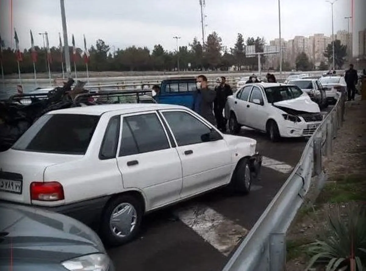 تصادف هولناک خودرو پراید با کارگران اتوبان