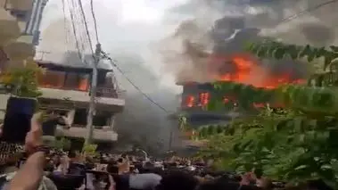 معترضان نپال خانه نخست‌وزیر را آتش زدند! + فیلم