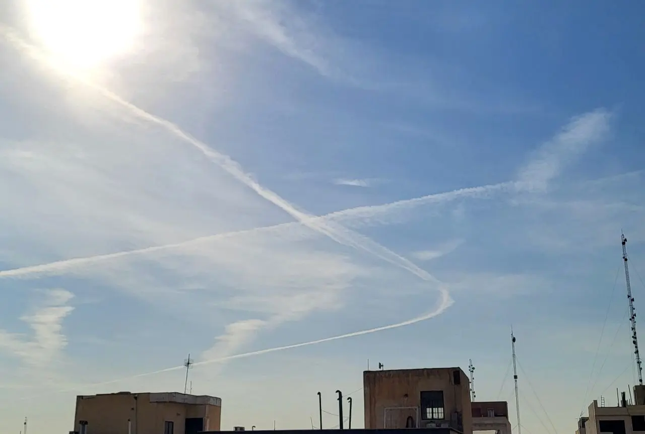 فیلم و عکس های عجیب  رد عبور موشک در آسمان تهران/ماجرا چیست؟