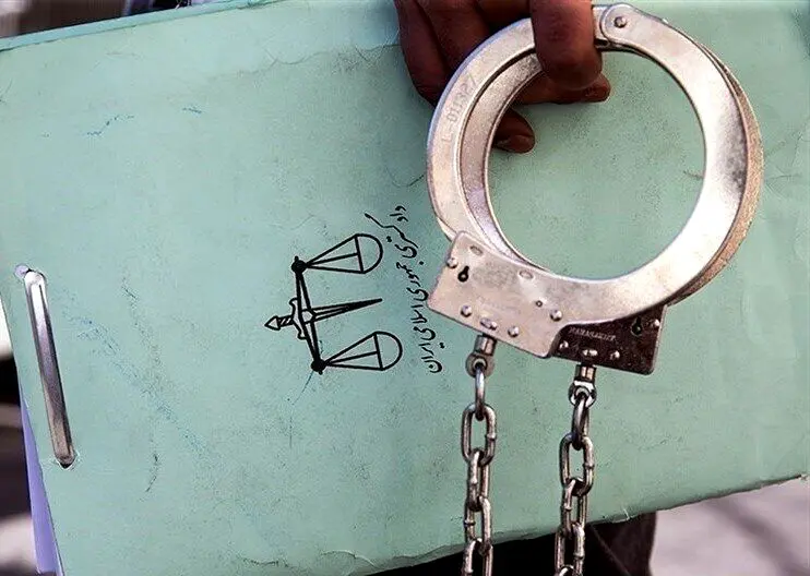 دستگیری فرد مرتبط با شبکه‌های معاند در اصفهان/ یک کتابفروشی پلمپ شد