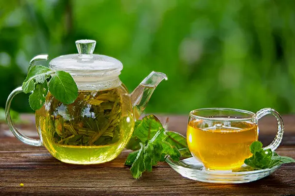 روزانه چقدر مایعات بنوشیم؟ / چه کسانی باید بیشتر مایعات مصرف کنند؟