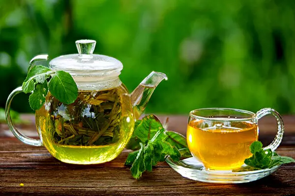 روزانه چقدر مایعات بنوشیم؟ / چه کسانی باید بیشتر مایعات مصرف کنند؟
