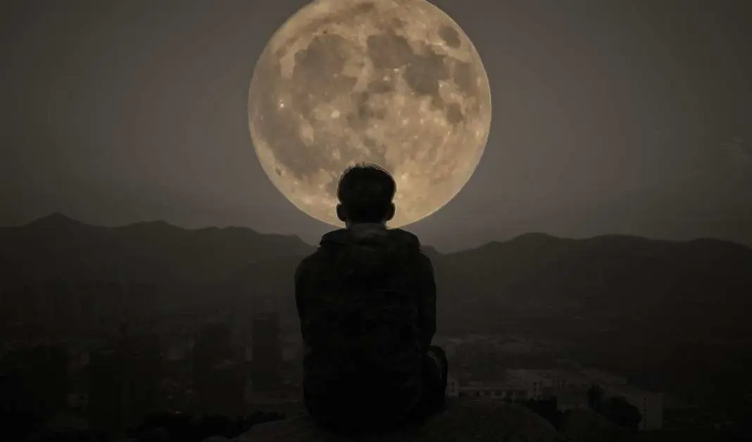 اصابت یک موشک به ماه
