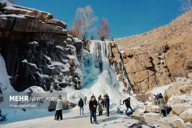 آبشار گنج نامه همدان منجمد شد