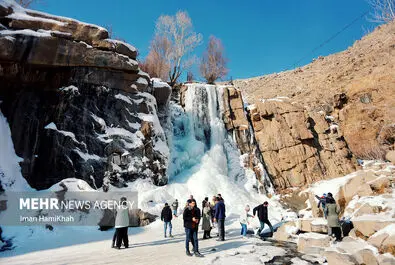 آبشار گنج نامه همدان منجمد شد