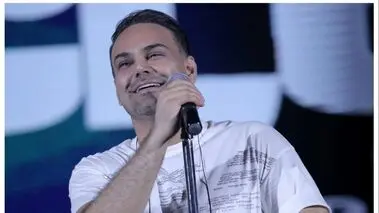 یک خواننده مشهور مهاجرت کرد

