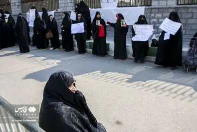 تجمع برخی زنان مقابل مجلس در اعتراض به وضعیت حجاب