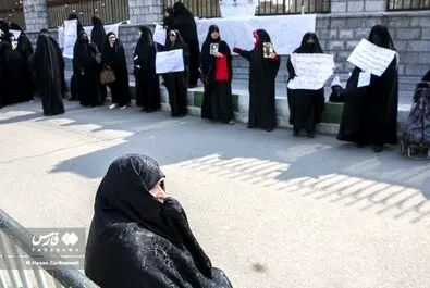 تجمع برخی زنان مقابل مجلس در اعتراض به وضعیت حجاب