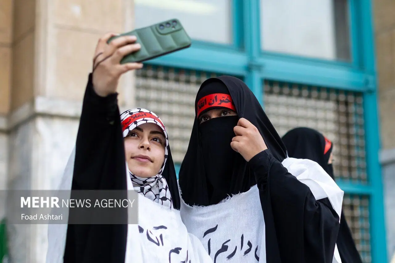 کفن‌پوشی زنان و دختران تهرانی در میدان فلسطین + عکس