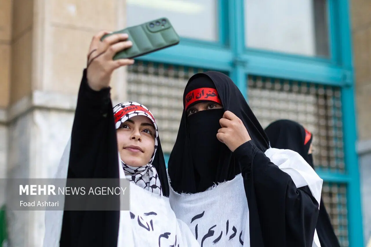 کفن‌پوشی زنان و دختران تهرانی در میدان فلسطین + عکس