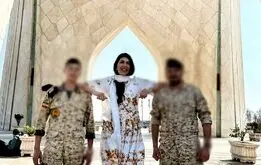 گردشگر زن روس بی حجاب در میدان آزادی تهران در کنار دو سرباز ایرانی + عکس