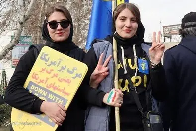 زنان کم حجاب در راهپیمایی