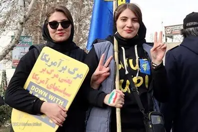 زنان کم حجاب در راهپیمایی