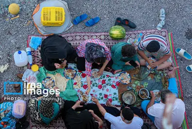 شنا کردن مردم در دریاچه بی‌جان ارومیه + عکس