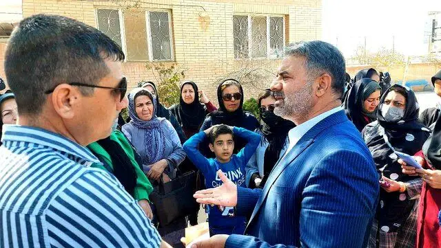 مسمومیت معلم و 16 دانش آموز دبیرستان مدنی نیشابور | انتشار گسترده بوی نامناسب برای دومین بار + تصاویر